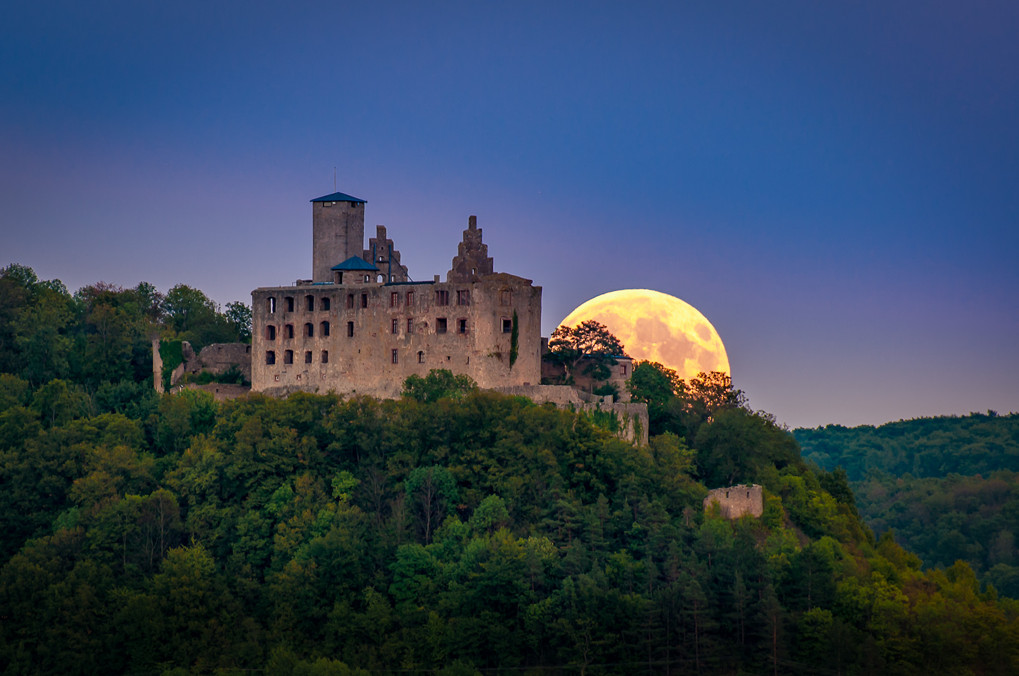 Supermond über der Trimburg